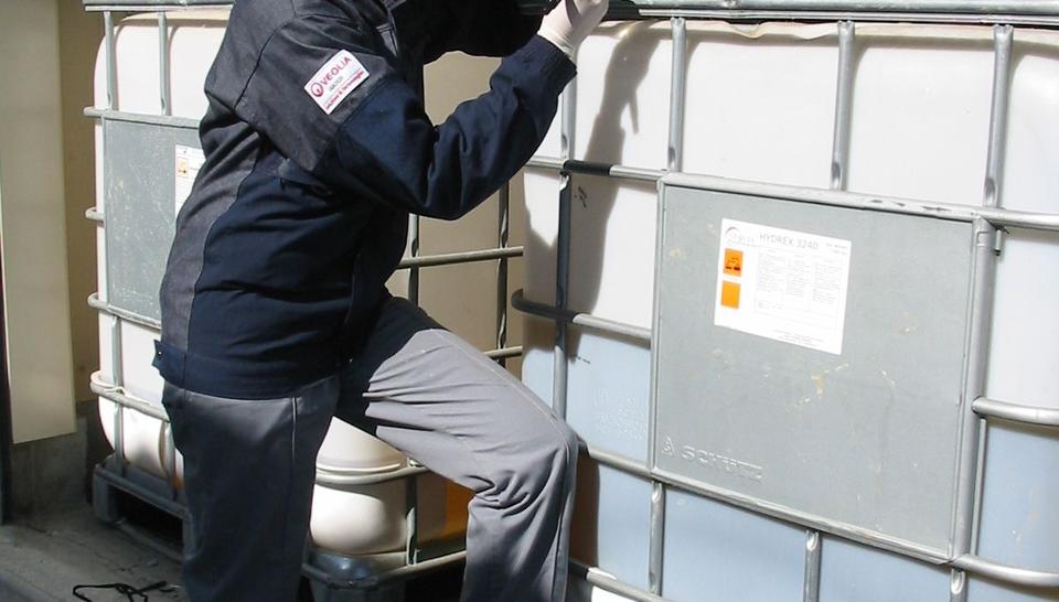 Hydrex staff onservice Hydrex 6000 container