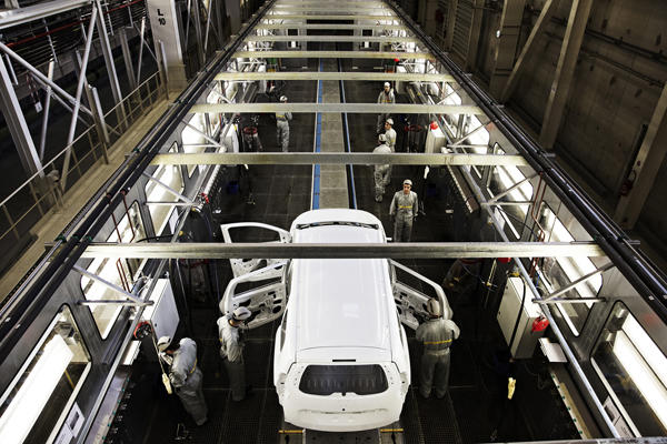 Traitement de l'eau pour l'automobile - Voiture blanche, portes ouvertes, personnel au travail