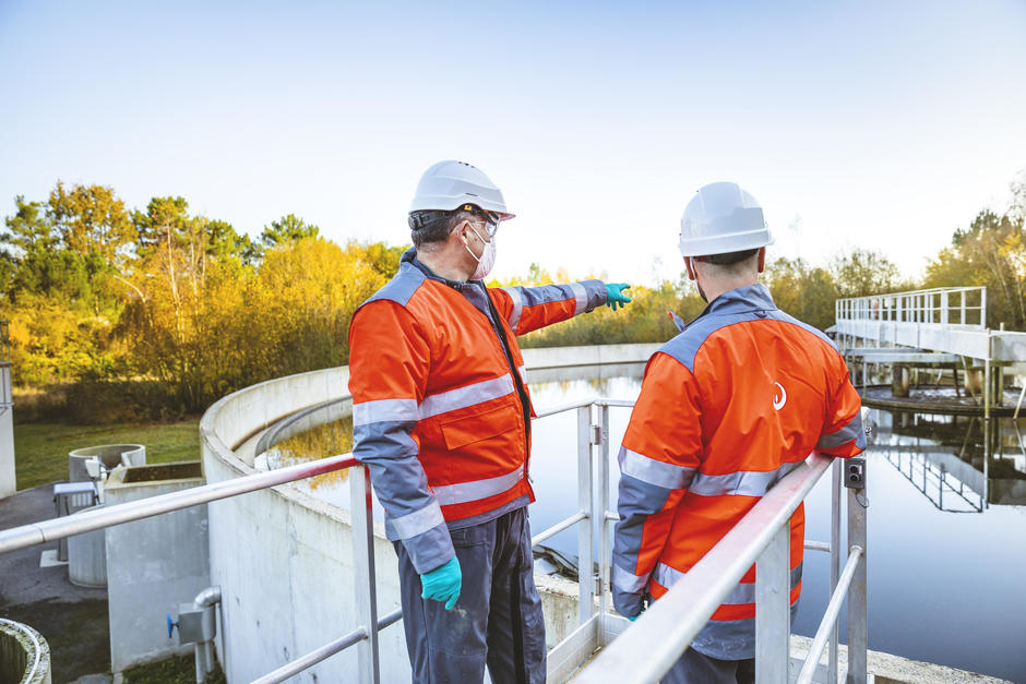 Two workers wearing helmets, masks and gloves in a wastewater treatment plant. © Médiathèque VEOLIA - Jérôme Sevrette / ANDIA