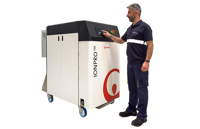 Homme montrant comment fonctionne Ionpro
