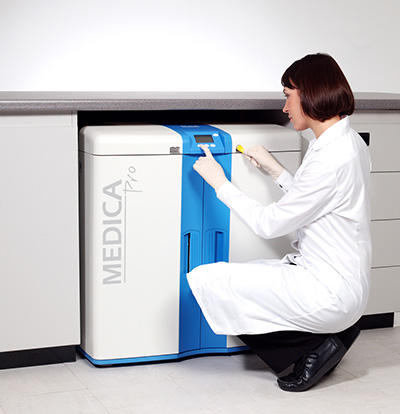 Femme en train de programmer une unité Medica