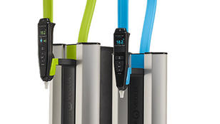 Vue de deux Purelab Flex, un bleu et un vert
